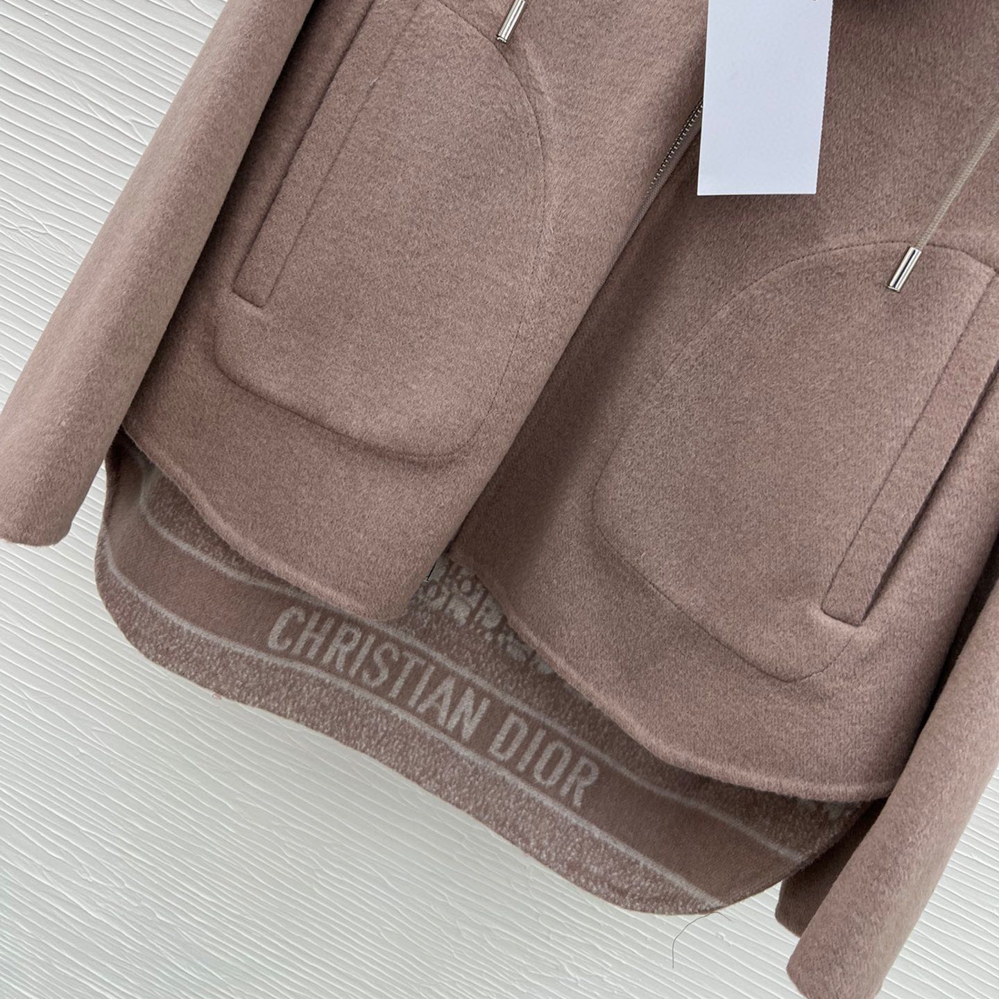 Dior's new wool jacket can be worn on both sides, with printed short wool jacket design and small short jacket design. The latest version of the double-sided wool jacket zipper hood is available R700