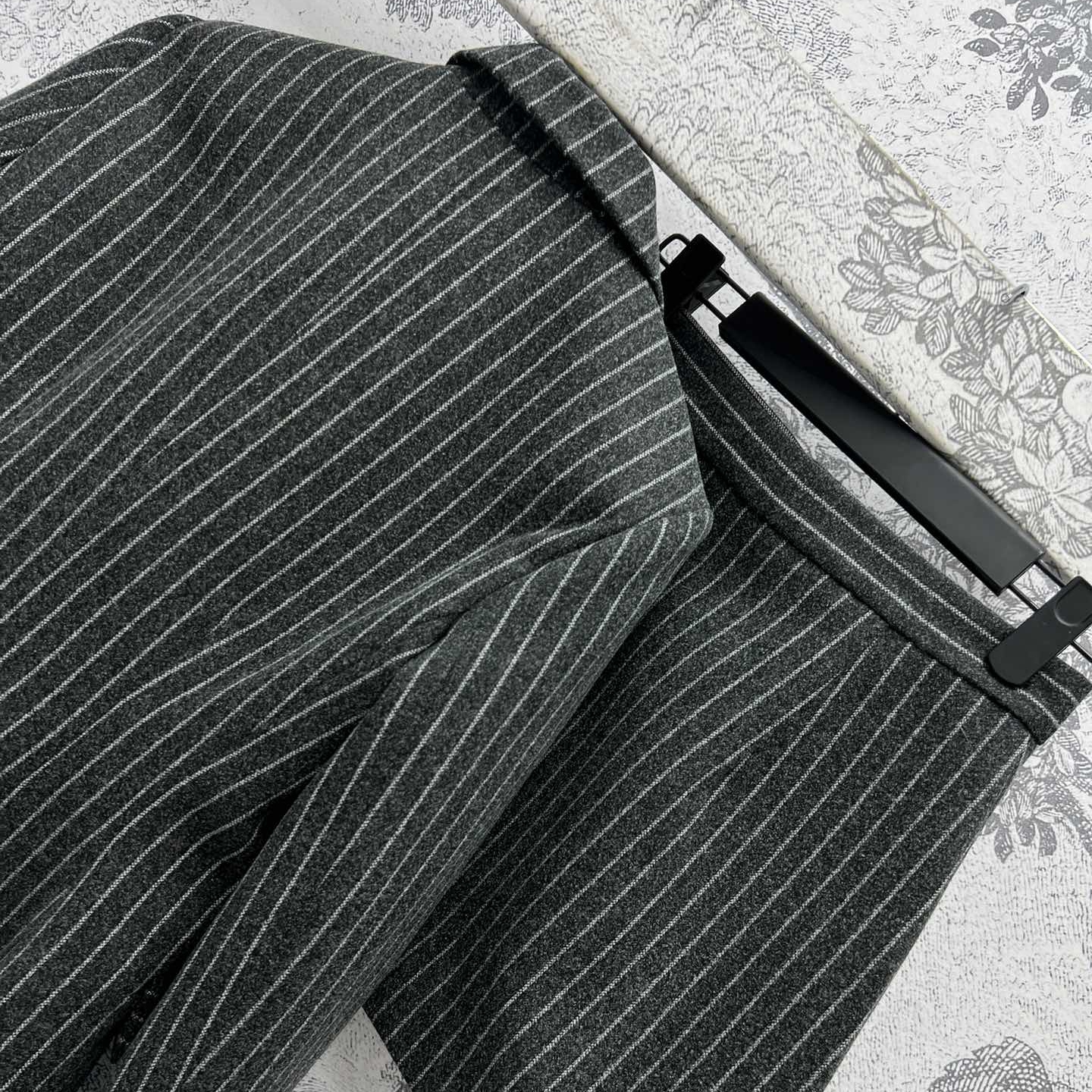 Dior autumn and winter new collection, striped wool suit set, single button suit jacket+single breasted short skirt, moderate length, original wool fabric, professional attire