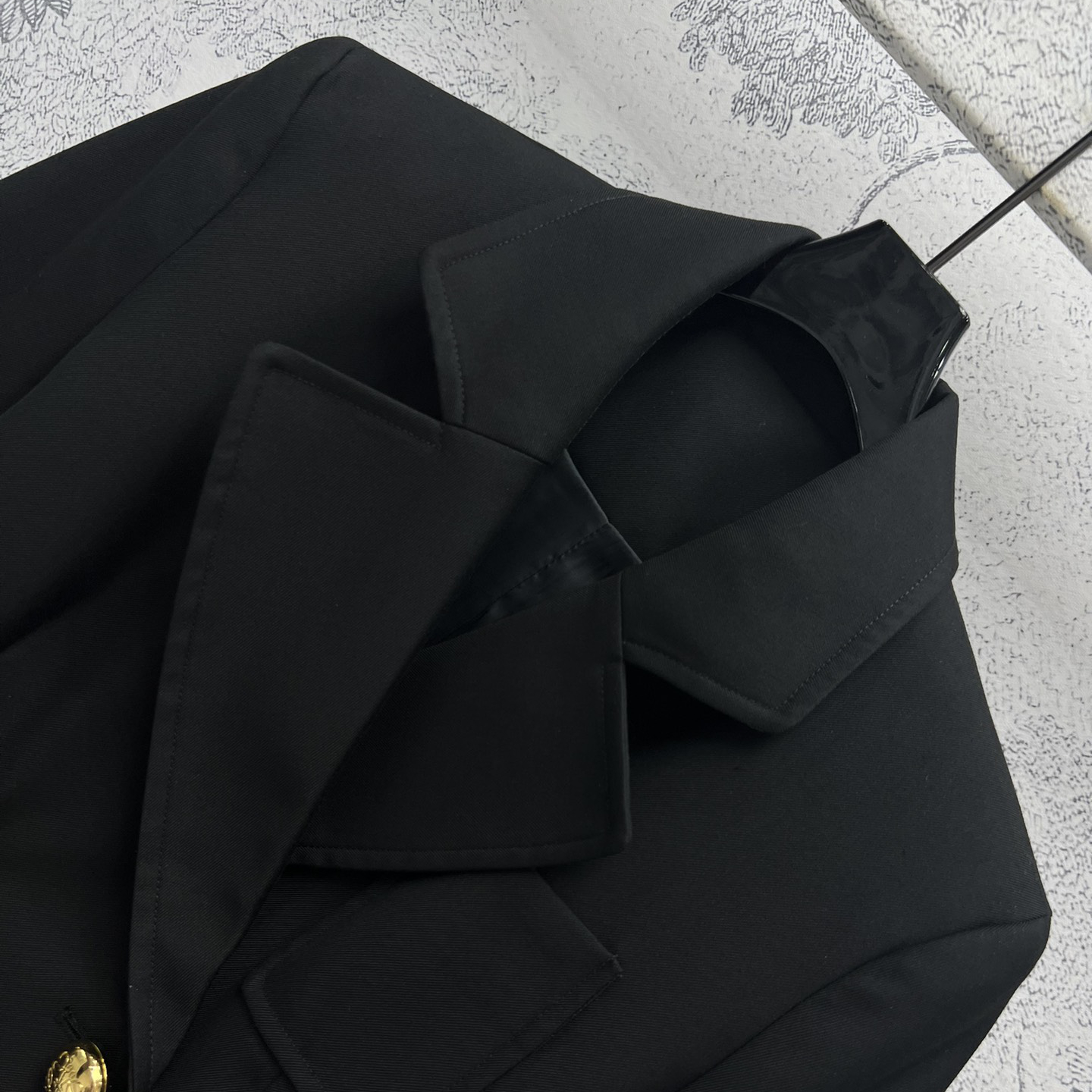 Loewe new style, black short suit jacket, three-dimensional cutting line design, customized gold buckle decoration, lapel design, suitable for daily commuting matching