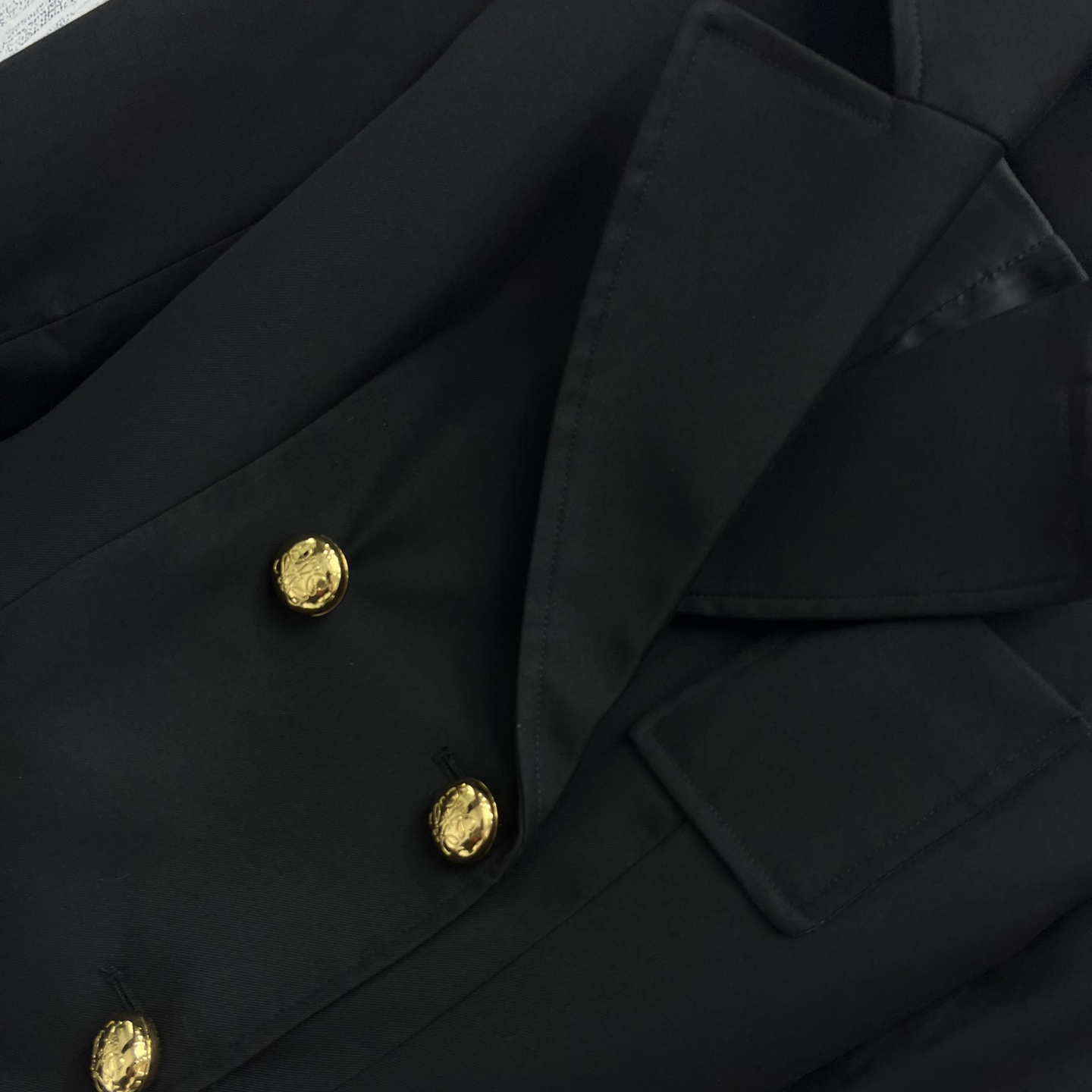 Loewe new style, black short suit jacket, three-dimensional cutting line design, customized gold buckle decoration, lapel design, suitable for daily commuting matching