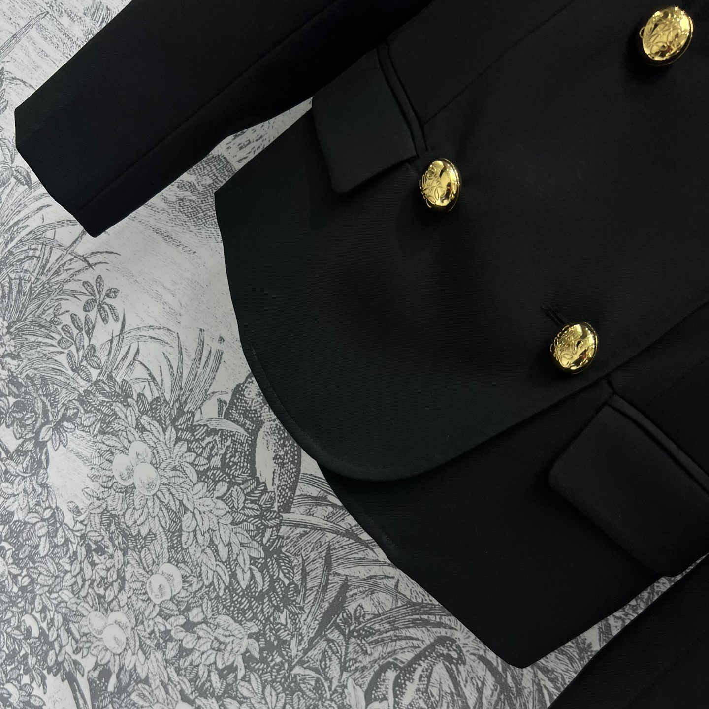 Loewe new style, black short suit jacket, three-dimensional cutting line design, customized gold buckle decoration, lapel design, suitable for daily commuting matching