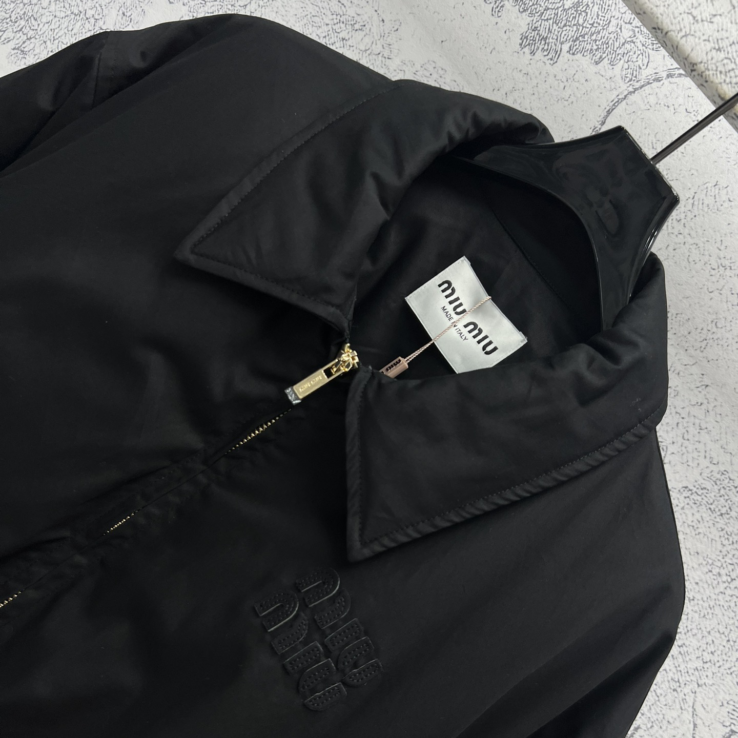 MiuMiu, New lapel jacket with cotton clip, featuring classic logo decoration, casual and cool, recommended for daily casual wear