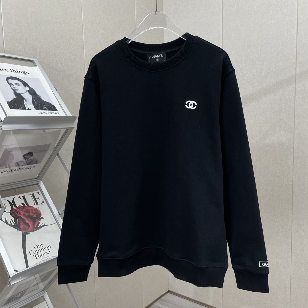 Chanel long sleeved sweatshirt with embroidered logo, double stranded large loop, classic version, black and white colors